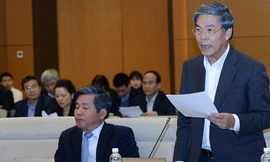 Bộ trưởng Bộ Tài nguyên và Môi trường Nguyễn Minh Quang trình bày báo cáo điều chỉnh quy hoạch sử dụng đất đến năm 2020. Ảnh: VnEconomy