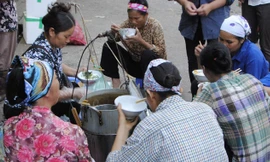 Ăn vội bát bún cho đỡ cơn đói.