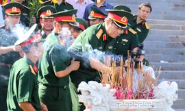 Bộ trưởng Bộ Quốc phòng Ngô Xuân Lịch dâng hương tại Thành cổ Quảng Trị