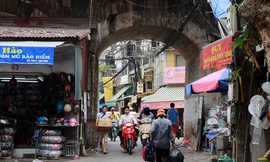 Đục thông vòm cầu Phùng Hưng: Cẩn trọng vì nó là trang sức của Hà Nội