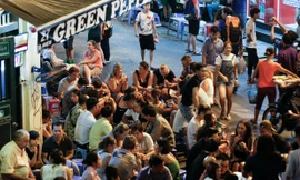 Du khách ngồi uống bia trên phố cổ Tạ Hiện, quận Hoàn Kiếm, Hà Nội tối ngày 12/8. Ảnh: Như Ý.