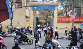 Trường THCS Lê Lợi lọt thỏm trong khu chợ đầu mối bán buôn khổng lồ của Thủ đô nên nhiều phụ huynh không muốn cho con vào học. Ảnh: Quý Hiên.