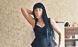 Nữ cảnh sát bị sa thải vì điệu nhảy phản cảm