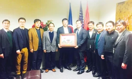 Bí thư thứ nhất T.Ư Đoàn Lê Quốc Phong trao quà cho Phó Tổng lãnh sự Ngô Quang Anh.