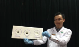 Kết quả thực nghiệm 3 loại dầu cá của Việt Nam, Mỹ và Trung Quốc cho thấy hiện tượng dầu cá ăn mòn xốp. Ảnh: Người lao động