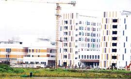 Hôm qua, Sở Y tế TPHCM cho biết, BV Nhi đồng TPHCM sẽ được đưa vào hoạt động tháng 11/2016 tuy nhiên các gói thầu thiết bị y tế vẫn đang lùm xùm. Ảnh: D.V.