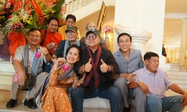 NSND Đoàn Dũng (giữa) bên đồng nghiệp và học trò tại Nhà hát Lớn nhân cuộc hội ngộ 60 năm Hội Nghệ sỹ Sân khấu Việt Nam. Ảnh: TOAN TOAN.