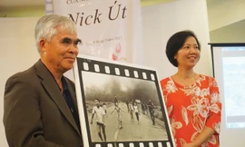 Nick Út trao “Em bé Napalm” cùng ảnh và hiện vật khác cho Bảo tàng Phụ nữ Việt Nam. Ảnh: Toan Toan.