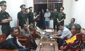 Các ngư dân kể lại sự việc với lực lượng biên phòng. Ảnh: Nguyễn Thành.