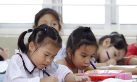 Việc tạo điều kiện cho học sinh giải bài tập trực tiếp là SGK đồng nghĩa với việc SGK chỉ dùng một lần, học sinh lớp sau không thể dùng lại được SGK của học sinh lớp trước. Ảnh : Như Ý.