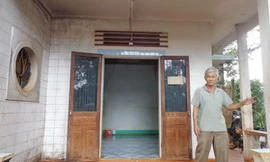 Ngôi nhà ở tập thể của công nhân Minh Tâm bị các đối tượng ném bom xăng vào đêm 12/9 vừa qua. Ảnh: Báo Công an Nhân dân.