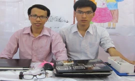 Lê Anh Tiến (trái) và Nguyễn Huỳnh Nhật Thương, tác giả của kính thông minh Handi Glass.