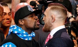 Mayweather và McGregor có lần đối mặt chính thức đầu tiên trước trận đấu. Ảnh: GETTY IMAGES.