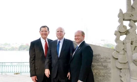 Tháng 6/2017,TNS John McCain (giữa) đã tới thăm và chụp ảnh cạnh bức phù điêu kỷ niệm chiến tích bắt sống phi công Mỹ ở hồ Trúc Bạch năm 1967 tại Hà Nội. Phi công đó chính là ông. (Ảnh tư liệu).