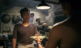 Ca sỹ Phạm Hồng Phước nhận giải Nam diễn viên chính xuất sắc tại LHP quốc tế ASEAN nhờ “Đảo của dân ngụ cư”.