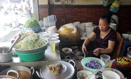 Quán bún chửi này cũng có tên trong danh sách bún mắng cháo chửi nổi tiếng ở Hà Nội. Ảnh: Mạnh Thắng.