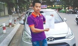 Một tài xế cho biết, các hãng taxi cũng chỉ cho nhân viên giữ giấy tờ bản sao.