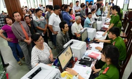 Nngười dân đến làm CMND 12 số tại PC64, Công an TP.HCM. Ảnh: Tuổi trẻ.