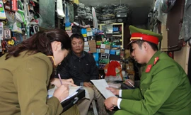 Công an quận Hai Bà Trưng kiểm tra tại khu vực phố Đồng Nhân. Ảnh: Minh Đức.