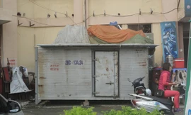 Thùng container chiếm dụng sân chung cư