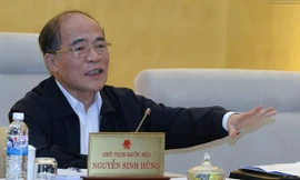 Chủ tịch Quốc hội Nguyễn Sinh Hùng đề nghị phải giảm tối đa thủ tục hành chính. Ảnh: QH.