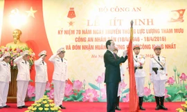 Chủ tịch nước Trần Đại Quang trao Huân chương Quân công hạng Nhất cho Văn phòng Bộ Công an. Ảnh: Nhan Sáng.