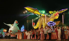 Quang cảnh đêm chính hội 26/9. Ảnh: N.M.Hà.