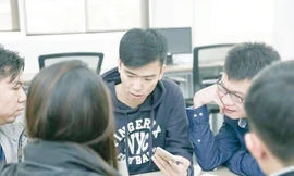 Giáp Văn Đại (người cầm điện thoại) trao đổi công việc với các thành viên. Ảnh: NVCC.