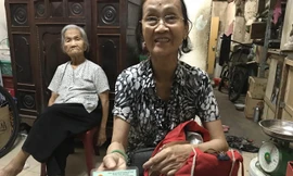 Bà Trần Thị Nhuận kể lại câu chuyện của con trai bà. Ảnh: Văn Minh.