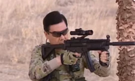 Tổng thống Berdymukhamedov làm mẫu thao tác bắn súng.