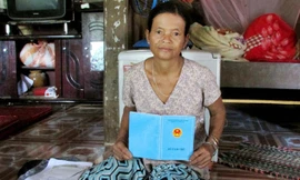 20 năm qua sống trên chính quê hương của mình ở thôn Đắc Ro nhưng chưa được công nhận quốc tịch, bà Blúp Lợ bám víu vào cuốn sổ tạm trú được chính quyền cấp.