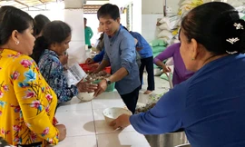 Chương trình “Bữa cơm nhân ái” là hoạt động thường kỳ do Chi đoàn Cơ quan đại diện báo Tiền Phong tại TPHCM phát động và duy trì suốt 5 năm nay.