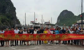 Đoàn đại biểu thanh niên Trung Quốc hoạt động tại Quảng Ninh. Ảnh: Hoàng Dương.