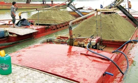 Xà lan của “cát tặc” bị công an tỉnh Hà Tĩnh thu giữ. Ảnh: Hồng Vĩnh.