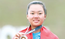 Châu Kiều Oanh với tấm HCB nội dung cung 3 dây. Ảnh: VSI.
