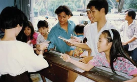 Hình ảnh thường thấy ở một hiệu sách của NXB Kim Đồng tại Hà Nội năm 1992. Ảnh: Tư liệu.