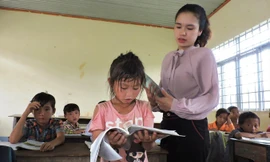 Giáo viên và học sinh điểm trường Ea Rớt.