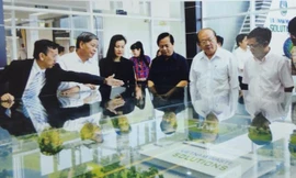 Ông David Dương đang giới thiệu về Khu liên hợp xử lý chất thải Đa Phước.