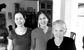 Bà Phan Thị Thanh (ngoài cùng bên phải) cùng con gái Đặng Thị Hà (giữa) trong ngày hội ngộ.