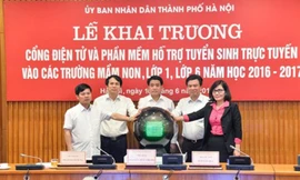 Lãnh đạo thành phố Hà Nội và ngành giáo dục ấn nút khai trương cổng thông tin điện tử và phần mềm tuyển sinh trực tuyến. Ảnh: Phú Khánh.