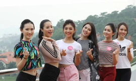 Các thí sinh tham gia chung kết toàn quốc HHVN háo hức trước phần thi Người đẹp Thể thao diễn ra trên đảo Tuần Châu. Ảnh: Hồng Vĩnh