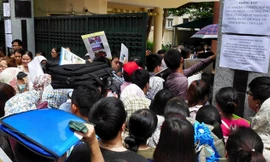 Lãnh đạo Bộ Nội vụ khẳng định, việc tinh giản biên chế sẽ được thực hiện một cách công khai, dân chủ, khách quan và không có vùng cấm (Ảnh: Nộp hồ sơ thi tuyển công chức tại Cục thuế thành phố Hà Nội ngày 12/8/2014). Ảnh: Hồng Vĩnh.