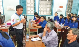 Anh Bùi Văn Sơn trong một hoạt động tập huấn, chuyển giao kỹ thuật nông nghiệp cho người dân. Ảnh: NVCC.