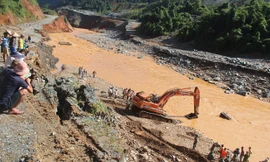 Trục vớt xe, tìm kiếm người mất tích trong sự cố tại Thủy điện Sông Bung 2 (Quảng Nam). Ảnh: Hoài Văn. 