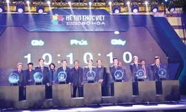 Phó Thủ tướng Vũ Đức Đam cùng các đại biểu nhấn nút khởi động Hệ tri thức Việt số hóa. Ảnh: Ngọc Thắng.