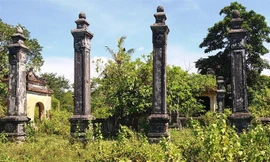 Hiện còn nhiều kiến trúc có giá trị về mặt văn hóa, tâm linh và nghệ thuật.