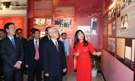 Tổng Bí thư Nguyễn Phú Trọng và các đại biểu tham quan triển lãm. Ảnh: TTXVN.