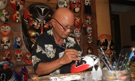 Bằng việc vẽ “mặt nạ thời gian”, nghệ nhân Bùi Quý Phong mong muốn góp phần gìn giữ và quảng bá văn hóa truyền thống củaViệt Nam. Ảnh: Thanh Trần.