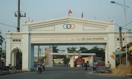 Một cổng chào Trung tâm VHTT huyện Đan Phượng (Hà Nội) được đầu tư bằng tiền công nhiều tỷ đồng. Ảnh: Hà Anh.