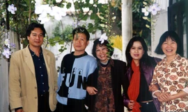 Tại nhà Đoàn Lê ở Đồ Sơn, năm 2004. Từ phải qua: Đoàn Lê, Nguyễn Thị Thu Huệ, Nguyễn Thị Minh Thái, Hồ Anh Thái, Đặng Việt Bảo. Ảnh: Yên Ba.